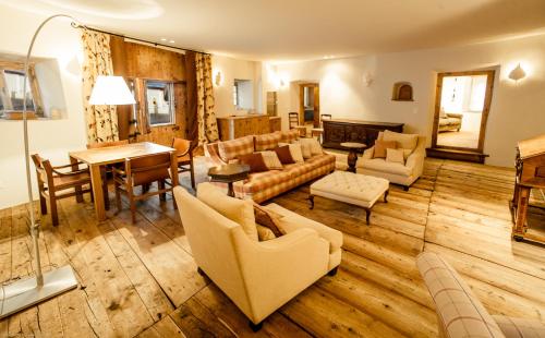 Chesa Chamuera in 拉蓬夏木塞埃斯