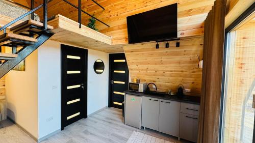 Secluded A-Frame Cabin with Private Hot Tub & Views - IezerVenture in Valea Mare Pravat