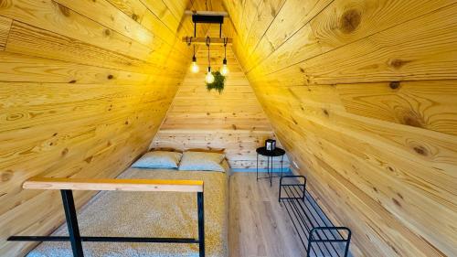 Secluded A-Frame Cabin with Private Hot Tub & Views - IezerVenture in Valea Mare Pravat