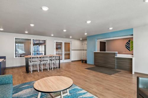 Lobi, WoodSpring Suites Palm Springs - West Palm Beach in Lake Worth