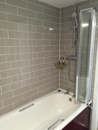 อ่างแช่น้ำร้อน, The Abbey Hotel in บอทเทิล