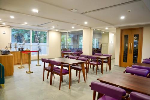 Restaurant, HOTEL HANATA KOCHI in Aluva