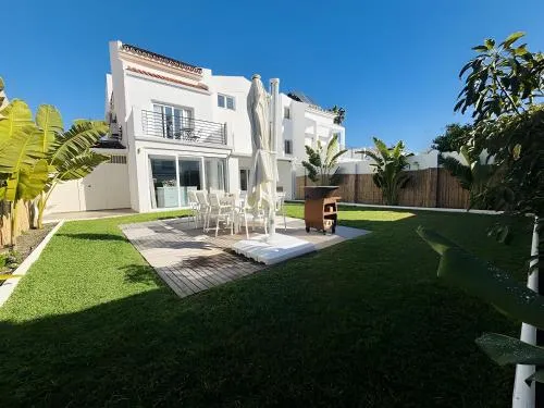 Luxurious And Modern Family Home photo 2
