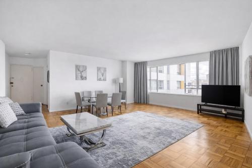 Spacious 2 Bedroom 2 Bathroom Unit Great Location in Los Angeles, USA