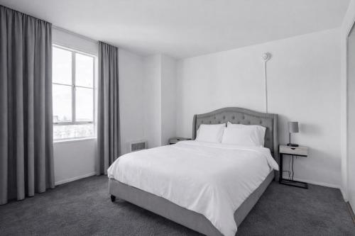 Spacious 2 Bedroom 2 Bathroom Unit Great Location in Los Angeles, USA