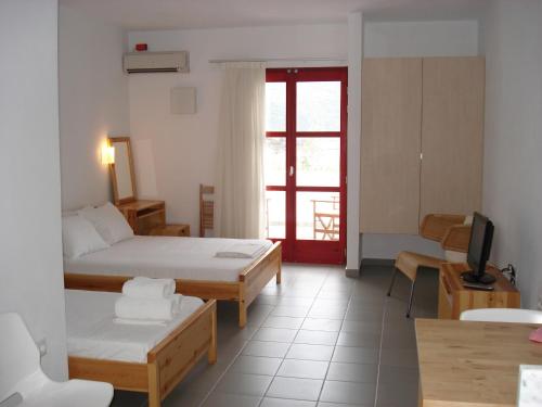 1 double bed, 1 twin bed