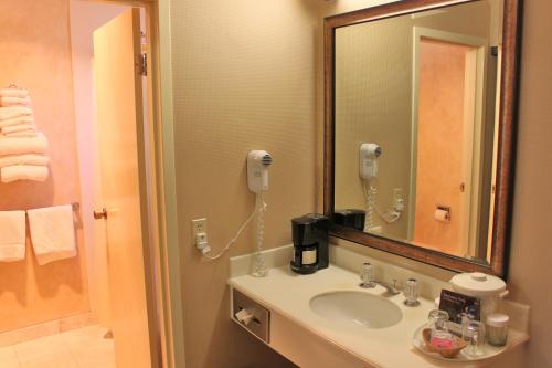 Columbus Inn Columbus Inn is conveniently located in the popular San Francisco Downtown area. The property offers a wide range of amenities and perks to ensure you have a great time. Service-minded staff will welc