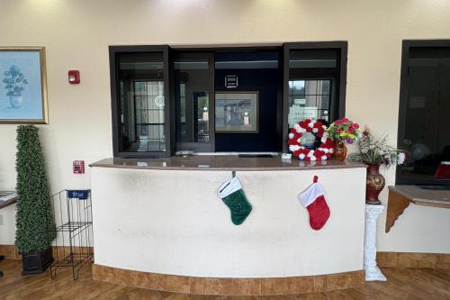 Regency Inn and Suites Humble - image 11