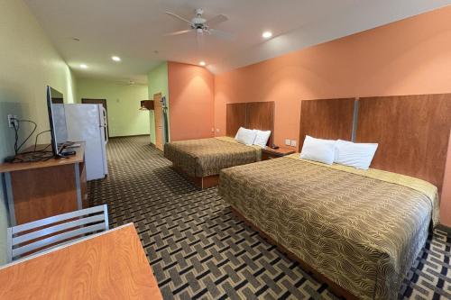 Regency Inn and Suites Humble - image 2
