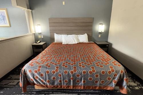 Regency Inn and Suites Humble - image 7