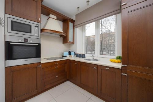 Tasteful and Spacious Two Bedroom Apartment by Noclegi Renters - image 5