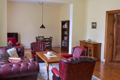 Koplietošanas atpūtas telpa ar TV, Haus Hohenholz Landhaus, Sauna, Kaminofen, parkähnlicher Garten (Haus Hohenholz Landhaus, Sauna, Kaminofen, parkahnlicher Garten) in Radekow