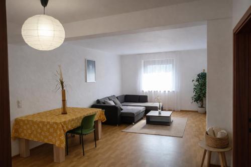 3 Floor XXL House, 7 Rooms, 2 Kitchen, 15 Minutes to Frankfurt, Washing Machine in 凱爾克海姆/陶努斯