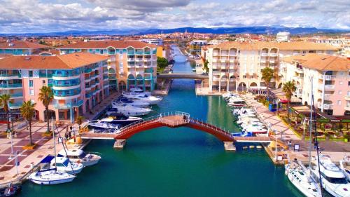 La Pinede appartement T2 acces piscine in Capitou
