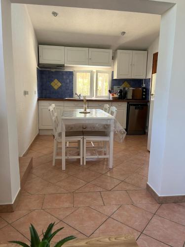 La Pinede appartement T2 acces piscine in Capitou