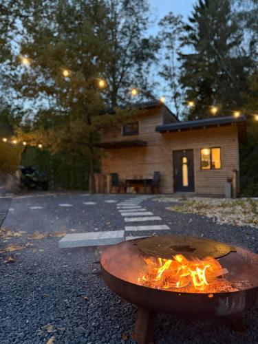 Kousek klidu pod skálou (Kousek klidu pod skalou) in Mníšek