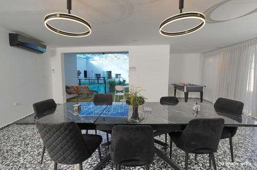 Don Leon Boutique in Even Menahem