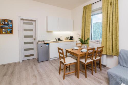 廚房, Za radnicí 2 & 5 by Mountain ways (Za radnici 2 & 5 by Mountain ways) in 羅基尼茨納德傑茨羅