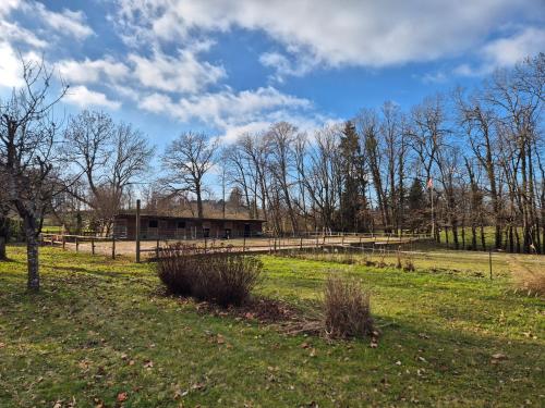 Maison mitoyenne entre lac et montagnes - Pension équestre possible gîte à louer Les Combes