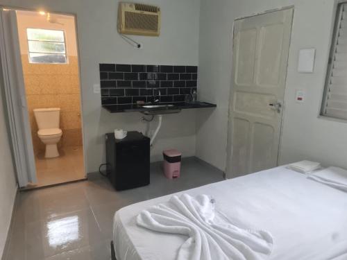 Kitnet simples com banheiro privativo e ar condicionado in Praia do Tombo