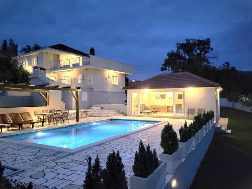 Villa Gorana with large private pool – khách sạn tại Split - Supetar