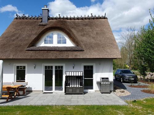Holiday Home Reetdachhaus- Haus Hannes in Mellnitz by Interhome in Poseritz, Deutschland