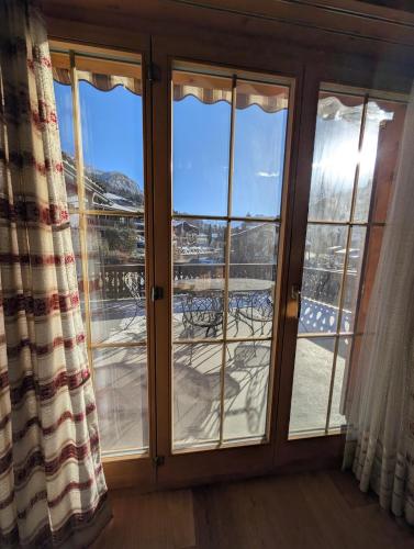 Train station 50 meters away, one stop to center Gotschna Parsenn ski lift, 20 min to Davos in Saas Im Prattigau