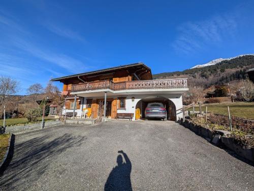 Train station 50 meters away, one stop to center Gotschna Parsenn ski lift, 20 min to Davos in Saas Im Prattigau