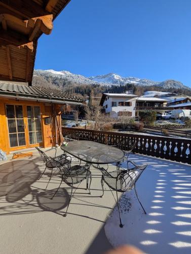 Train station 50 meters away, one stop to center Gotschna Parsenn ski lift, 20 min to Davos in Saas Im Prattigau
