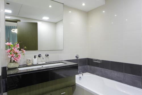 Silk Valley - Luxury 2BR in Downtown near Burj Khalifa & Dubai Mall - image 14