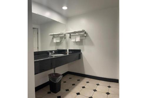 Americas Best Value Inn - Downtown/Convention Center - image 12