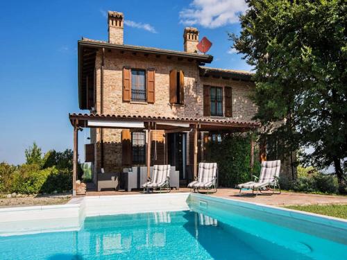 Sunny holiday home with swimming pool