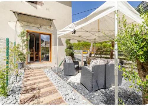 Cosy appartement RDC-terrasse et parking prive in Chatillon-en-Michaille