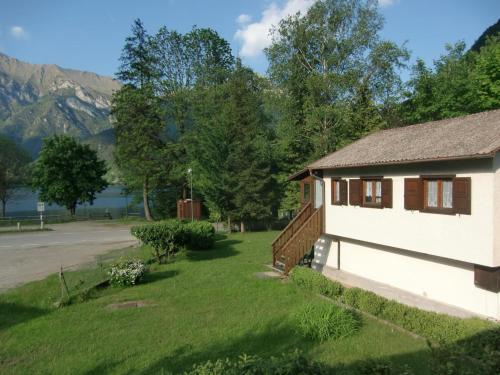 Holiday Home Freistehendes Haus mit Veranda mit Seeblick by Interhome