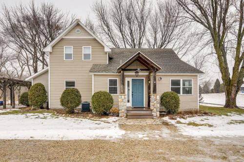 Getaway w/ Private Acreage in the Minneapolis Area in Медіна