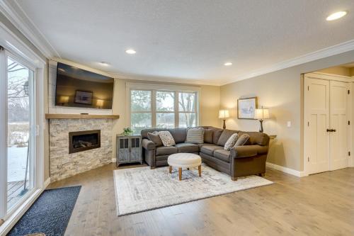 Getaway w/ Private Acreage in the Minneapolis Area in Медіна