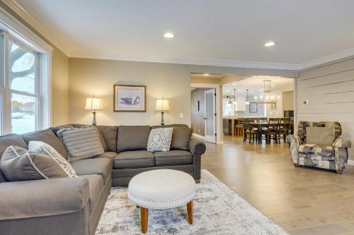 Getaway w/ Private Acreage in the Minneapolis Area in Медіна