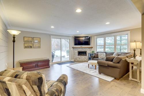 Getaway w/ Private Acreage in the Minneapolis Area in Медіна
