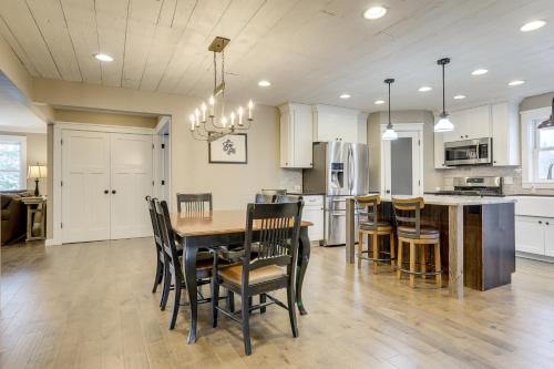Getaway w/ Private Acreage in the Minneapolis Area in Медіна