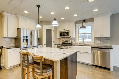 Getaway w/ Private Acreage in the Minneapolis Area in Медіна