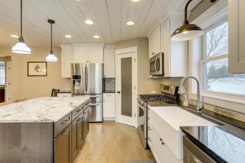 Getaway w/ Private Acreage in the Minneapolis Area in Медіна