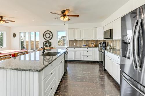 1 Block to Bellport Bay! Scenic Hamptons Hideaway in Shirley (NY)