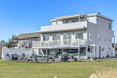 1 Block to Bellport Bay! Scenic Hamptons Hideaway in Shirley (NY)