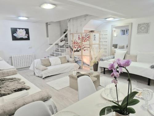 Cool Spacious studio semi basement in hosts house Ideal for The camino - Orcoyen