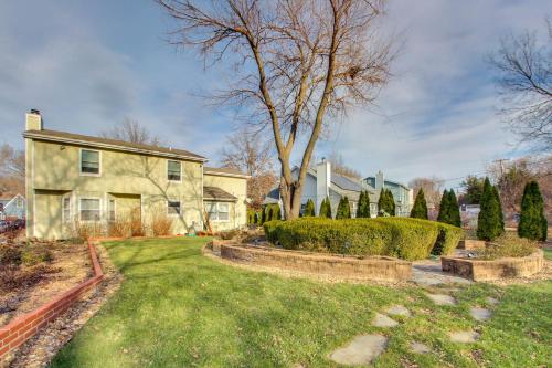 2 Mi to KU Campus: Group Getaway w/ Patio & Garden – khách sạn tại Monterey