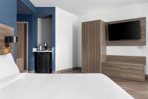 Standard King Room - Mobility Accessible