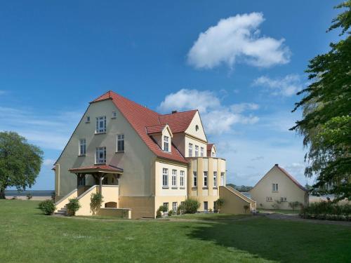 Apartment Wohnung im Erdgeschoss des Gutshauses by Interhome in Neuenkirchen, Deutschland