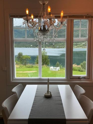 Cozy home near Tromsø close to the sea and mountain's in Lakselvbukt