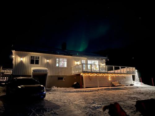 Cozy home near Tromsø close to the sea and mountain's in Lakselvbukt