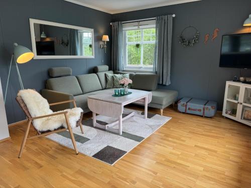 Cozy home near Tromsø close to the sea and mountain's in Lakselvbukt